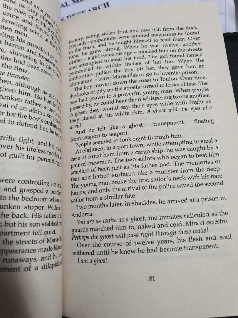 Đọc tiếng Việt chán rồi quyết định thử tiếng Anh coi sao. Về cơ bản thì gọn, nhẹ, kiểu sách đem theo đi du lịch. Nhưng tính ra khoảng cách dòng hơi sát so với những cuốn khác mình từng mua, nhiều khi nhìn hơi nản. Nội dung thì khỏi bàn rồi.