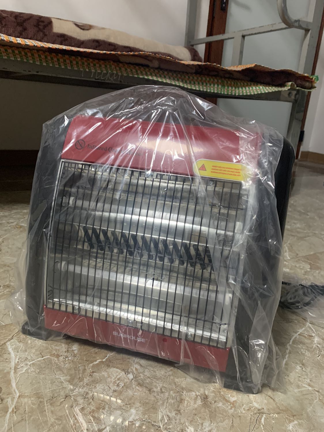 Đóng gói siêu chắc chắn, bóc mỏi cả tay 😆
Mới bật thử lên thấy nóng nhanh, có mùi hơi khét khét kiểu sắt ám lửa
Chờ đợi dùng lâu dài sẽ ổn áp 
Nút điều chỉnh dạng bật không phải dạng xoay