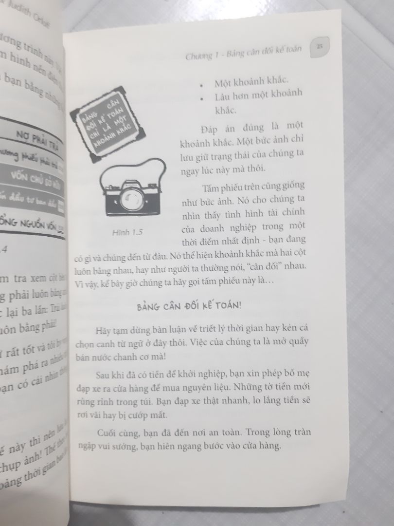 Kế toán khô khan được viết bằng câu từ dí dỏm và bình dân.
Mình là đứa không thích những con số, và khi đọc xong sách này, đương nhiên mình vẫn chưa thích, nhưng ít ra đã giúp mình có cái nhìn tổng quan và chi tiết hơn những điều trước nay mình nghĩ rằng "rất khó".