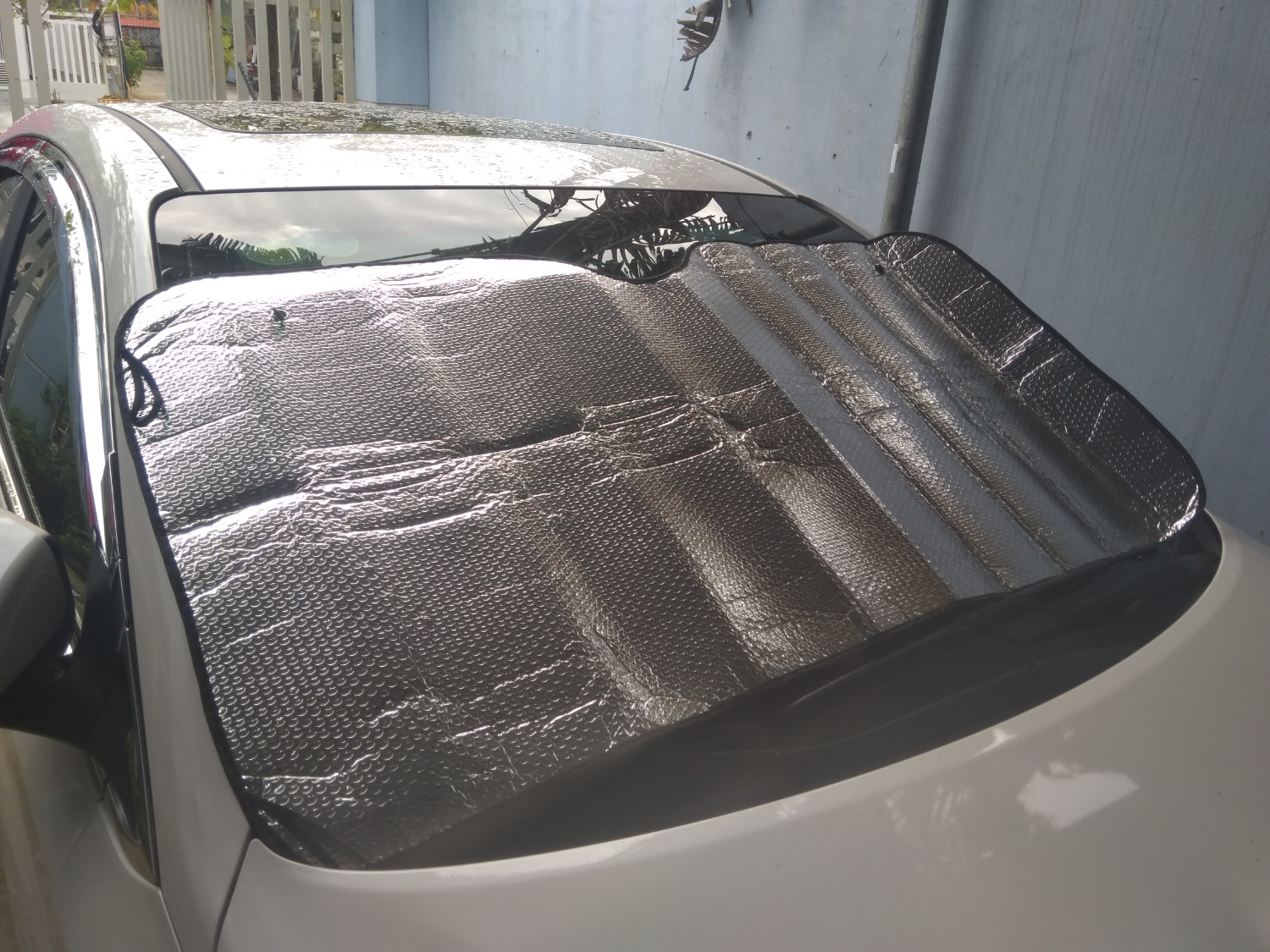 Tôi nhận hàng sáng nay (18.11.2018). Tuy nhiên, khi mở hàng ra tôi rất thất vọng vì tôi đặt mua loại tấm chắn nắng cho kính phía trước thì hàng tôi nhận được không phải là tấm chắn nắng kính phía trước như trong hình quảng cáo mà giao cho tôi tấm chắn kính phía sau, sản phẩm rất mỏng, núm nhựa hít vào kính thì không có tác dụng (tôi có hình gửi đính kèm). Tôi mua hàng trên Tiki rất nhiều lần nhưng chưa bao giờ gặp kiểu làm ăn thế này. Tiki nên xem lại tư cách nhà phân phối sản phẩm này. Đừng treo đầu dê bán thịt *** như vậy!