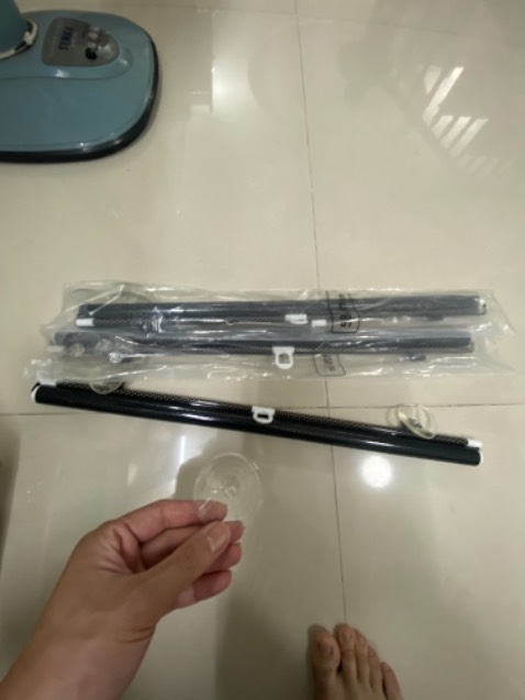 Không giống hình trên mẫu, miếng hút không thể sử dụng được. Ban đầu mình nghĩ là keo dán chứ thế này thì thua. Sản phẩm thô quá , không đẹp như trên mẫu.