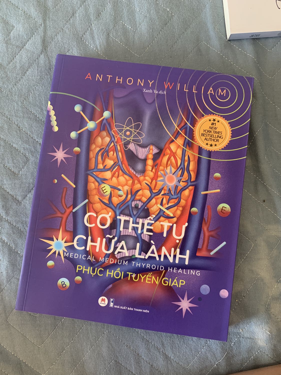 Mình gần đủ bộ sách của bác Anthony William rồi. Thực sự bộ sách về sức khoẻ của bác rất đáng để tham khảo. Nhưngx câu chuyện chữa lành cơ thể bằng chế độ ăn, những trải nghiệm và kiến thức về bệnh mà Anthony và “hồn” muốn truyền tải đến cho nhân loại thật sự hợp lí với điều kiện phát triển tự nhiên và tiến bộ khoa học.