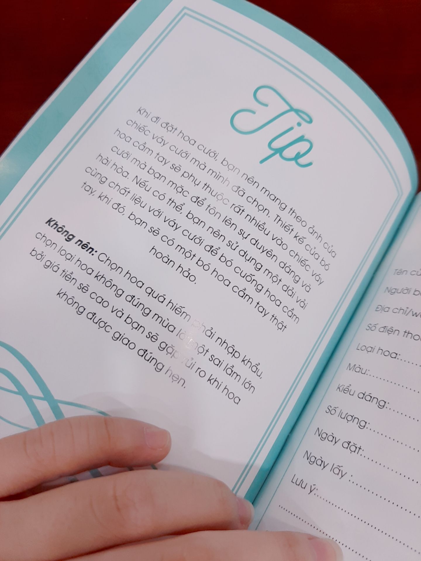 mới đầu hong biết trên này có bán , nên mình lại cửa hàng luôn trực tiếp lun , lướt lướt tiki thì thấy nên cho feedback luôn nè , nói chung ưng lắm , cực kì chi tiết luôn cho những người  không biết phải chuẩn bị gì cho đám cưới nè , cái mấy cái tip hữu ích gê luôn mấy bà ?... nói chung mua rồi về cảm nhận ???, riêng tui tui ưng ?