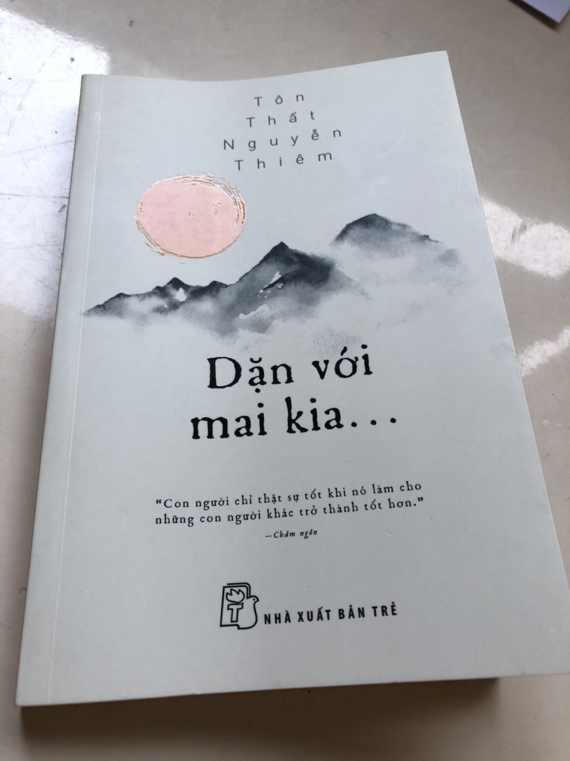 cuốn thứ 4 (cuối cùng) trong bộ Ngộ.. Về ..Đạo.. Dặn... của Thầy Tôn Thất Nguyễn Thiêm.
- vì là cuốn cuối cùng trong bộ sách, có thể là lời chuyện trò tâm giao, lời văn không cao siêu, nhưng ở đây thầy đã đúc kết, rút ruột trên từng dòng từng chữ, tổng kết và diễn giải những minh triết Đông Tây.. để làm thông tỏ thế nào là Kiến thức/Sự học, Tình yêu đích thực, Thành đạt/quan niệm cái có, và cái Kết của đời người
- Ai cũng cần đọc qua, và hy vọng chiêm nghiệm cho mình được vài điều bổ ích ?