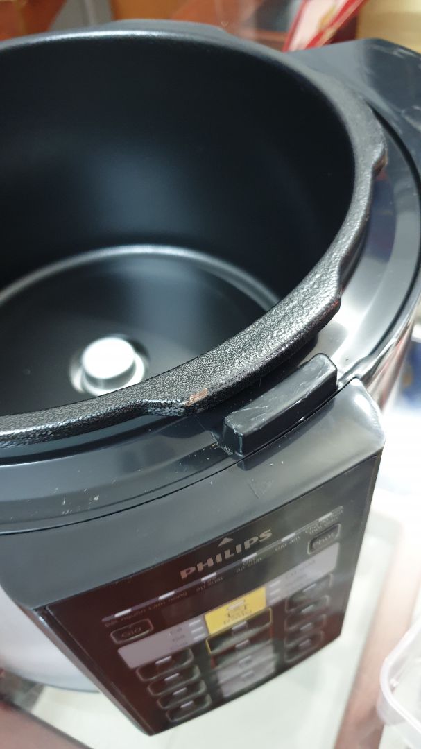 tôi vừa đặt mua một nồi áp suất này ngày 30/01/2020, đăng kí giao hàng nhanh Tiki Now. Trong cùng ngày, tôi về và mở ra xem thì thấy thành nồi đã bị trầy và có dấu hiệu rỉ sét (như trên hình). Hiện tại tôi đang chờ đổi trả. Thật khó chấp nhận chất lượng buôn bán như thế này!