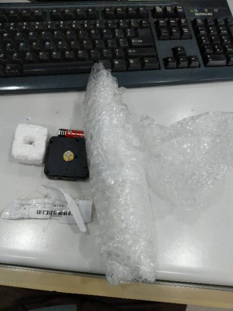 Shop giao hàng không giống mô tả sản phẩm: chỉ có pin maxell và máy đồng hồ không có bộ kim dạ quang như quảng cáo, giao hàng đóng gói sơ sài như hình kèm theo.   Đề nghị shop xem lại và có phản hồi cho người tiêu dùng thỏa đáng.