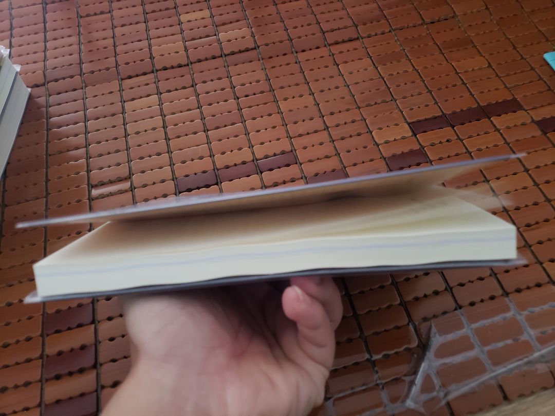 Sách hoàn thiện đẹp, chất giấy tốt, sờ mịn thích tay, giấy thơm. Rất nhiều hình minh họa, có trang màu minh họa. Nếu có miếng dấu trang kèm theo thì thích hơn.