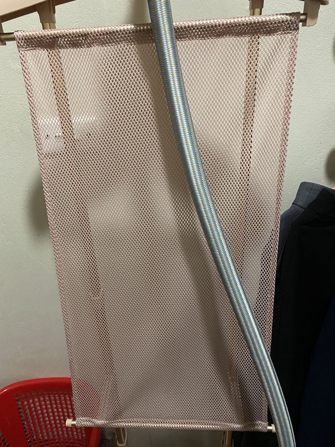 Sản phẩm cứng cáp, chắc chắn, màu hồng nhìn yêu yêu 😂
Nhìn chung sử dụng khá hài lòng, dễ ủi đồ. Lực phun thì cũng không quá mạnh, chỉ có 2 mức, nhưng đồ của mình thì cũng chỉ cần thế 😂
Thương hiệu Panasonic thì mình khá yên tâm về chất lượng.