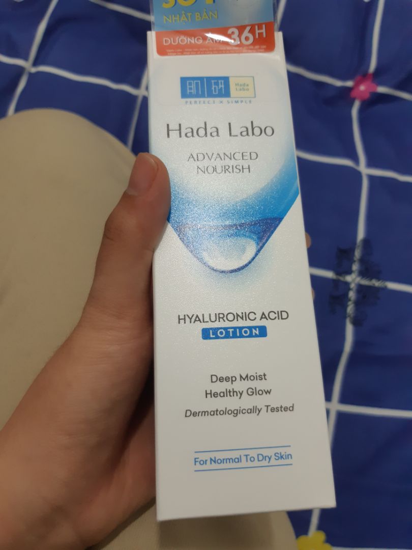 mẫu mới vỏ nhám nhám nhìn sang hơn hẳn. à mình dùng hadalabo từ năm 2014 rồi. lúc đó order hàng Nhật về, lotion chân ái cuộc đời luôn á. sau hadalabo về VN thì mua dòng Việt, nó lỏng hơn nhưng vẫn okela. dù mình có dùng thử các loại lotion toner khác nhiều rồi nhưng vẫn cứ quay về hadalabo. đúng chân ái cuộc đời