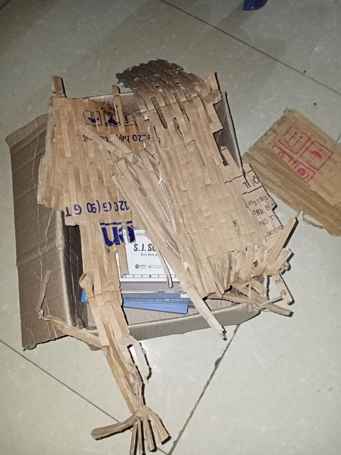Mình mua sách trên tiki rất nhiều và khá hài lòng . Nhưng lần này thì THẤT VỌNG  thật sự 😞 
THẤT VỌNG vì cách đóng gói và vận chuyển sản phẩm :
- Đóng gói thì SƠ SÀI 
- Bìa cát tông đựng sản phẩm thì cũ , nát 
- Băng dính hộp đựng thì bị bung hết ra ngoài 
- Bên trong còn để mấy miếng bìa cát tông cũ ( cũng k hiểu tác dụng để làm gì ) 
- Mình mua 7 quyển mà bên trong cũng không được bọc , hay có lớp xốp gì cả , bìa hộp đựng thì mỏng nên khi vận chuyển sách có bị móp và bị xước  
 Mình là người rất giữ sách nên nhìn vậy thì rất chán , cảm giác như mua sách lướt vậy , chứ k được mới 100%  
Nói chung lần mua sách này mình cảm thất rất THẤT VỌNG về cách làm việc của tiki . Mong tiki hoàn thiện chỉnh chu hơn trong khâu đóng gói ! Mình mua sách trên tiki rất nhiều và khá hài lòng . Nhưng lần này thì THẤT VỌNG  thật sự 😞 
THẤT VỌNG vì cách đóng gói và vận chuyển sản phẩm :
- Đóng gói thì SƠ SÀI 
- Bìa cát tông đựng sản phẩm thì cũ , nát 
- Băng dính hộp đựng thì bị bung hết ra ngoài 
- Bên trong còn để mấy miếng bìa cát tông cũ ( cũng k hiểu tác dụng để làm gì ) 
- Mình mua 7 quyển mà bên trong cũng không được bọc , hay có lớp xốp gì cả , bìa hộp đựng thì mỏng nên khi vận chuyển sách có bị móp và bị xước  
 Mình là người rất giữ sách nên nhìn vậy thì rất chán , cảm giác như mua sách lướt vậy , chứ k được mới 100%  
Nói chung lần mua sách này mình cảm thất rất THẤT VỌNG về cách làm việc của tiki . Mong tiki hoàn thiện chỉnh chu hơn trong khâu đóng gói !