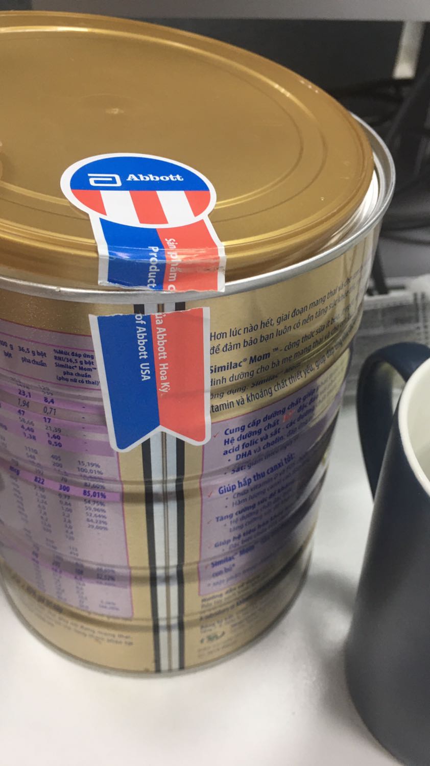 Mình được giao hộp sữa nhưng tem giấy niêm phong nắp nhựa bên ngoài đã bị xé. Nắp kim loại vẫn còn nhưng mở ra lại không thấy có muỗng gạt ngang trong hộp? Mình đã lấy đầu đũa sục sâu vào vẫn không tìm thấy muỗng gạt ngang nào, trong khi sữa này luôn có muỗng sẵn trong hộp và thường mở ra là thấy ngay. Liệu tiki có bán hàng không rõ nguồn gốc không?