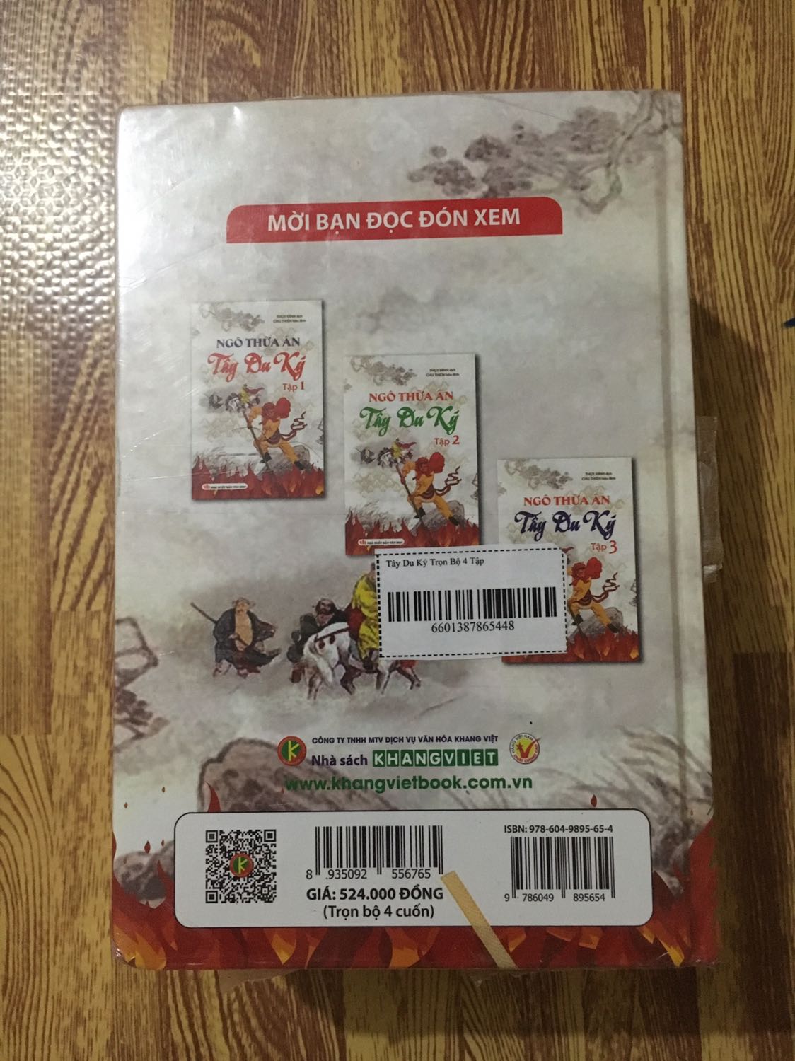 Bìa cứng,giấy đẹp tuy hơi mỏng chút nhìn thấy mặt kia mờ mờ nhưng ok,4 cuốn dày hơn so với mình nghĩ,chia nhỏ bộ nên dễ cầm  đọc,mua đc giá sale còn 180k nên quá là ưng. Sách của khangvietbook nên có vẻ mất thời gian qua các khâu trung gian của tiki hơn so với tikitrading để giao hàng tới tay mình(gấp đôi thời gian),sách nguyên seal tuy có vỡ seal 1-2 chỗ nhưng vẫn rất ok,tks!