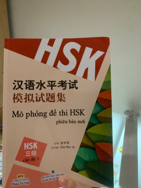Sách có nếp gấp nhưng nhìn vẫn chấp nhận được, giấy thiên màu xám nên hạn chế đau mắt khi nhìn lâu. Có giải, mã qr nghe, bài khoá hiện đang làm nên thấy cũng okla