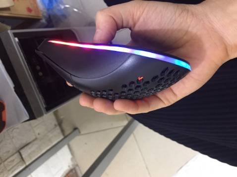 quá chim ưng luôn, không phải nhìn mặt b ắt  hình dong chút nào bởi vì thấy cái hộp là đã thấy sịn xò rồi, chuột dùng sướng tay lắm các bác, đúng là tiền nào của nấy, phê lắm, quang led các kiểu con đà điểu, kiểu dáng đẹp, lạ, cho shop 5 sao vì chất luowngj