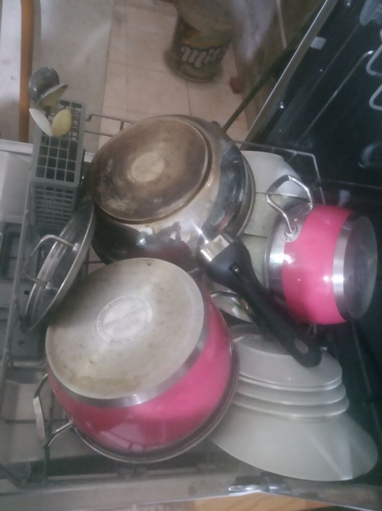 Một sản phẩm quá tuyệt vời. Nên mua ngay và luôn nhé các bạn. Nó rửa sạch lắm ý. Dùng chế độ nomal bát đũa sẽ được sấy khô cong và bóng lộn. Còn chế độ rửa nhanh thì ko có sấy vì nó rửa có 30 phút là xong.   Các bạn nhớ mua nước bóng và muối của hãng finishi để đổ vào máy trước khi máy hoạt động để máy được bền nhé. Mình dùng viên rửa của finishi luôn. 1 viên to quá nên cắt đôi cho nưa viên thôi nhé là quá sạch rồi. Máy này chứa được rất nhiều bát đũa, nồi niêu. Rất đáng mua. Tiki giao hàng đúng hẹn. Bạn giao hàng rất vui vẻ nhiệt tình mở kiện hàng đồng kiểm luôn. Còn bạn lắp đặt cũng quá tuyệt vời vui vẻ ko nề hà việc gì cả. Sứng đáng được thưởng thêm nha. Cả gia đình mình ăn 3 bữa rửa 1 lần vào buổi tối thôi nha. Nhà mình 2ng lớn và 2 trẻ em. Các b xếp bát xong kiểm tra quay thử cánh quạt phun nước xem có bị mắc ko nhé. Nếu bị mắc thì xếp lại. Ko để bị mắc thì bát đũa mới sạch trơn. Chứ nếu bị mắc nươc ko phun tới đều các bát được.