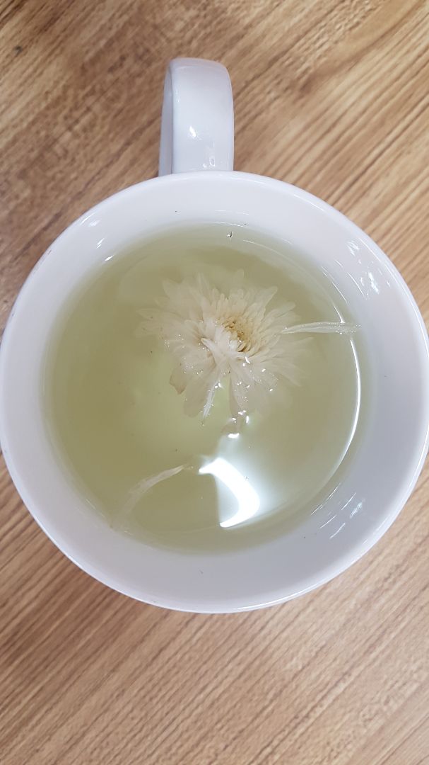 Mua vì bình luận 5*, nhận hàng chỉ muốn trả lại:
Hoa cúc rất dơ, pha nước toàn bụi thôi mặc dù đã rửa và trần nước sôi trước đó.
Kỷ tử nhúng nước chưa kịp rửa đã ra màu, mình vất luôn ko dám uống. Kỷ tử khô do bảo quản chứ ko phải dạng khô tươm mật như ở nơi khác bán, cộng thêm ko thơm
Long nhãn cũng dơ và bụi, ko ngọt
Táo tàu thịt quả rất bở, không giống những loại mình đã dùng trước đây
Giá so với shop online khác thì tương đối, so với chợ Hải Thượng Lãn Ông gấp đôi!
Bài học khi lười tự đi mua!