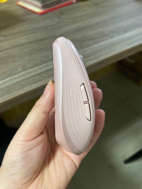 Cho sao vì cái túi đc tặng đẹp lắm nên viết review :) Con chuột đang xài thì thấy cũng mượt mà k quen lắm vs cái cuộn chuột kiểu chưa quen lắm thôi chứ thấy cũng khá đầm tay. Nhg nhìn khôn phết màu hồng ok. Hợp con gái đứa tay nhỏ như mình.