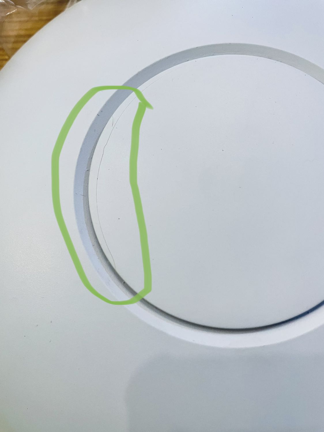 Hàng cũ, bể nứt, logo bay màu mà lại giao cho khách hàng. Không biết shop xử lý thế nào khi lại giao hàng thế này.