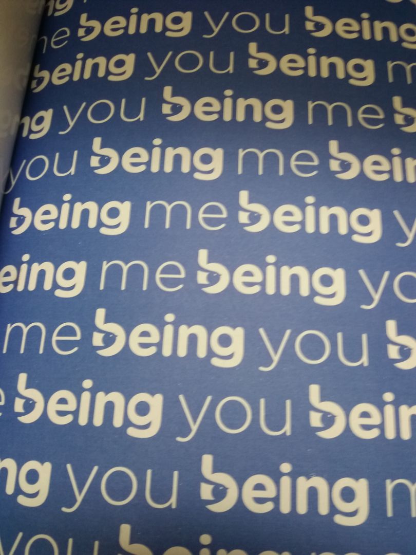 cuốn sách đẹp. màu chữ xanh nhìn rất thích. trình bày đẹp. giấy sách cũng đẹp. sách được vận chuyển tốt. ko bị móp méo gì hết. còn có chữ hàng dễ vỡ trên thùng nữa. nói chung là rất thích. sách hình như tác giả Trung và chưa đọc nội dung nữa.