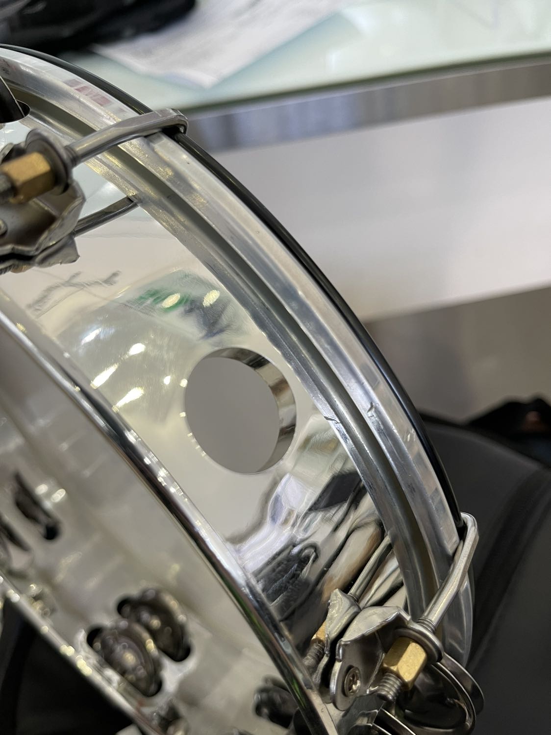 Trống trầy ở viền quanh trống vết trầy sâu. Trống trầy ở viền quanh trống vết trầy sâu.