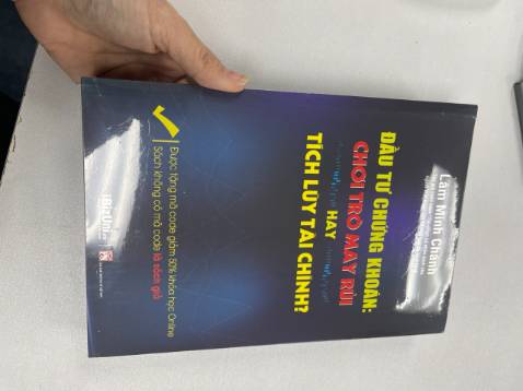 Giao hàng siêu nhanh, đóng gói Tiki thì khỏi phải bàn. Mình đã đọc cuốn tài chính cá nhân của ông tác giả Lâm Minh Chánh này rồi. Giờ là cuốn Đầu tư chứng khoán cũng của ông Chánh, thấy hình thức sách khá đẹp, hình ảnh trực quan, đọc dễ hiểu và có ví dụ minh họa. Sách khá dày, nhưng mình thấy đã tổng hợp hầu hết các kiến thức liên quan đến đầu tư. Mình nghĩ sẽ phù hợp với những người có mong muốn tìm hiểu đầu tư, nhất là trong tình hình hiện nay. Rất đáng đọc. Mong tác giả ra thêm nhiều sách hay.