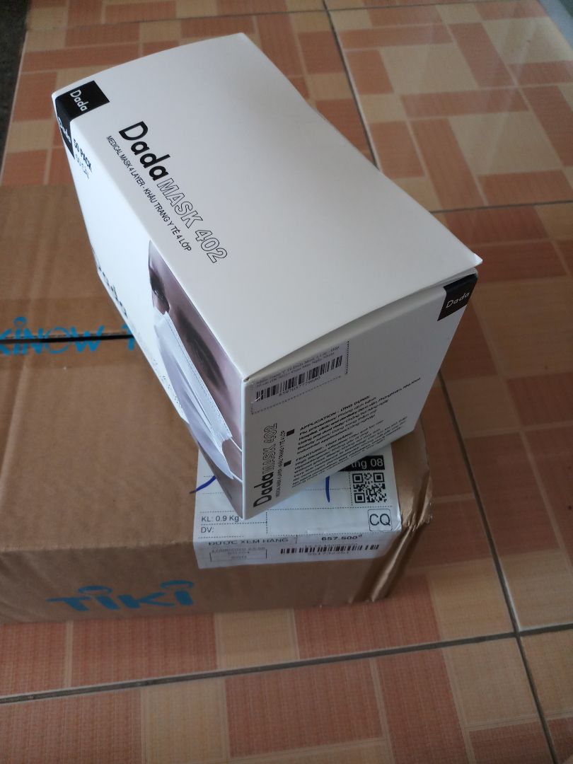 Hộp khẩu trang khá là đẹp, nhìn cứng cáp và chắc chắn. 
Mình mua hồi tháng 08/2020, khẩu trang sản xuất tháng 07/2020, hàng mới sản xuất.
Mình chưa khui xài. Mình sẽ viết tiếp đánh giá khi dùng sản phẩm.
Cảm ơn Shop!