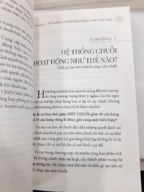 Bìa thiết kế độc đáo, rất sáng ***. 
Không cần phải ngôn từ cao siêu hoặc làm nhà hàng to lớn mới có thể mở chuỗi, ngay cả những quán nhỏ lẻ nếu biết đúng quy trình và quan trọng là có "khát khao" thì sẽ làm được