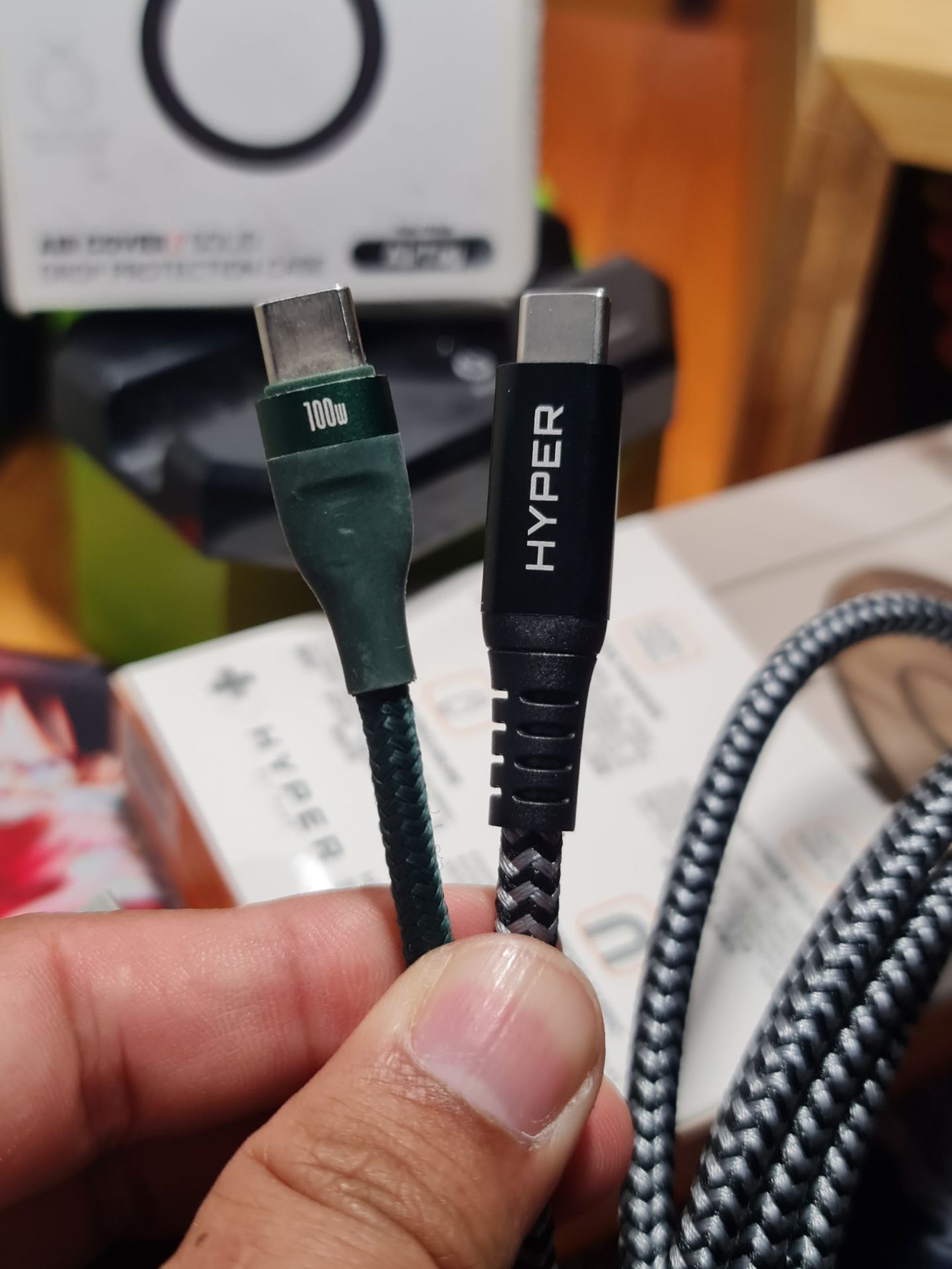 Dây sạc cứng cáp, xịn sò quá luôn, cầm mà chắc nịch. So sánh với cáp 100w của baseus mà thấy to hơn gấp rưỡi.
Quà tặng kèm cũng xịn sò không kém, mới đầu chưa hiểu là gì vì không có airtag.
Vote cho các bạn có nhu cầu tìm 1 dây sạc và truyền tải dữ liệu tốc độ!!