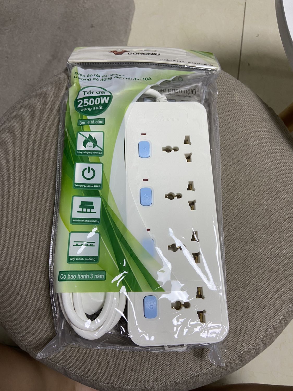 Ổ điện hiệu này mình rất ưng. Cắm dễ. Nút bấm cũng dễ.
Điểm trừ cho đóng gói của shop. Tới tay mình thì cái hộp bẹp dúm dó hết. May bên trong ko sao