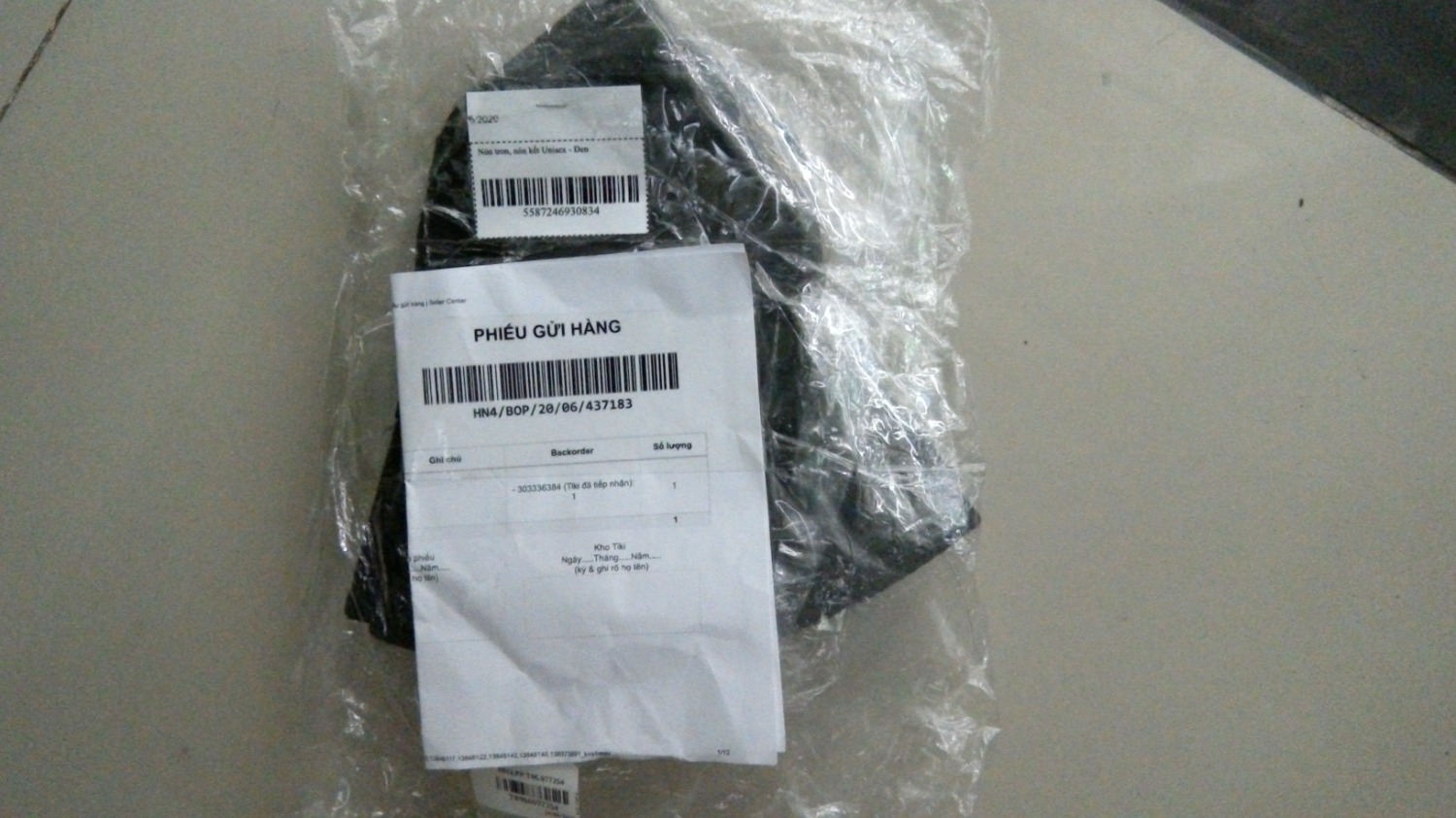 Dường như shop không còn sản phẩm trên hình hay sao mà nhét đại vô cái nón kiểu tai bèo?!Shop làm ăn gì kì lạ vậy? Tôi không tin đây là nhầm lẫn vì trên giấy giao hàng ghi rõ mặt hàng nào. Shop coi thường KH quá vậy? TÔI YÊU CẦU ĐỔI LẠI ĐÚNG SẢN PHẨM NHƯ HÌNH!