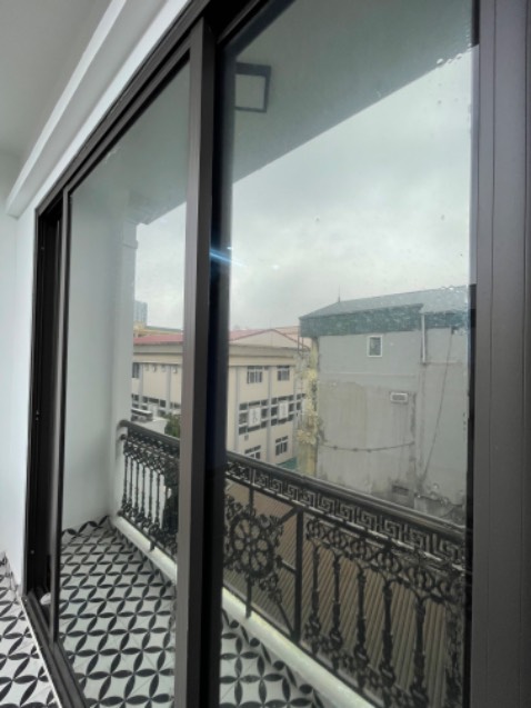 Film dễ dán, bóc ra bóc vào dán lại được, tay nghề hơi kém nên cẩn thận lắm rồi vẫn hơi bị bong bóng. Cách nhiệt tốt mát dịu hẳn, sẽ mua tiếp lần sau để dán nốt các cửa còn lại. Shop đóng gói cẩn thận yên tâm. Giá cả rẻ hơn ***, kèm mgg nữa