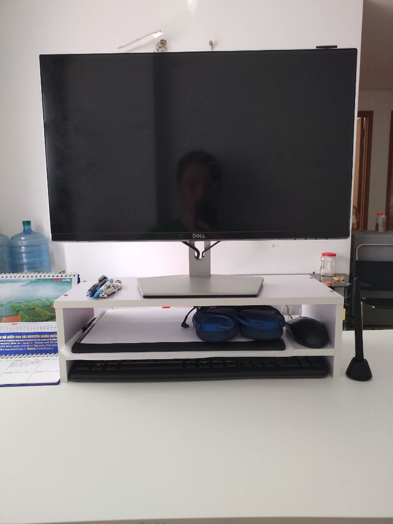 Đóng gói cẩn thận. Giao hàng nhanh hơn dự kiến, nhưng shipper lúc giao hàng thì lại bài cũ "anh gọi em 5 cuộc mà toàn thuê bao" trong khi trước đó vẫn liên lạc bình thường. Vì để ở sảnh chung cư cũng ổn nên mình không muốn làm rõ.
Kệ 2 tầng cao hơn so với kì vọng. khuyên các bạn nên không cần thiết thì mua 1 tầng thôi.
Khung chắc chắn, dễ đóng. Lỗ đục hơi lệch nên có dư ra chút xíu. Lúc đóng gói có "trang trí" thêm nhiều mùn cưa nên phải lau chùi thêm. sứt mẻ đôi chút nhưng không đáng kể. Giá ổn.