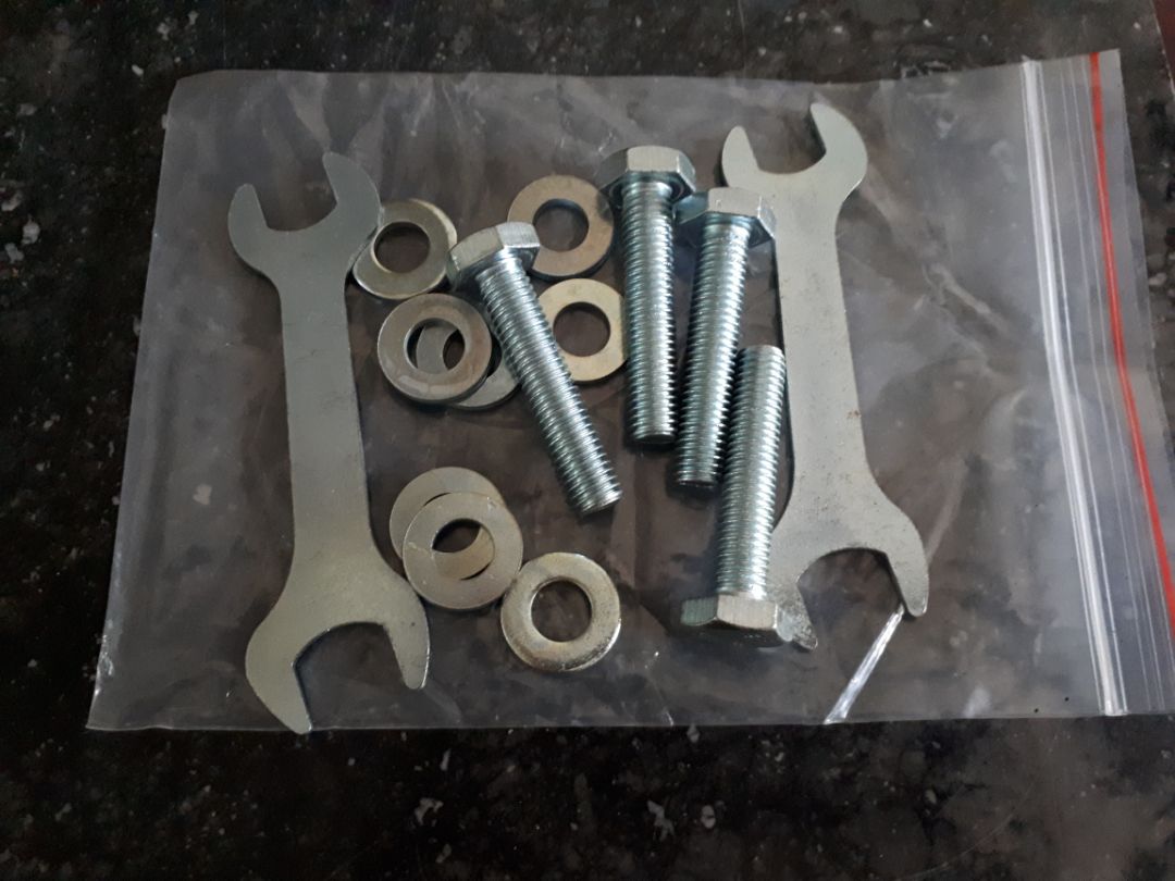 Đẹp, trông chắc chắn, nhưng chưa thể lắp được vì có 4 bu lông mà không có cái đai ốc nào. Đẹp, trông chắc chắn, nhưng chưa thể lắp được vì có 4 bu lông mà không có cái đai ốc nào.