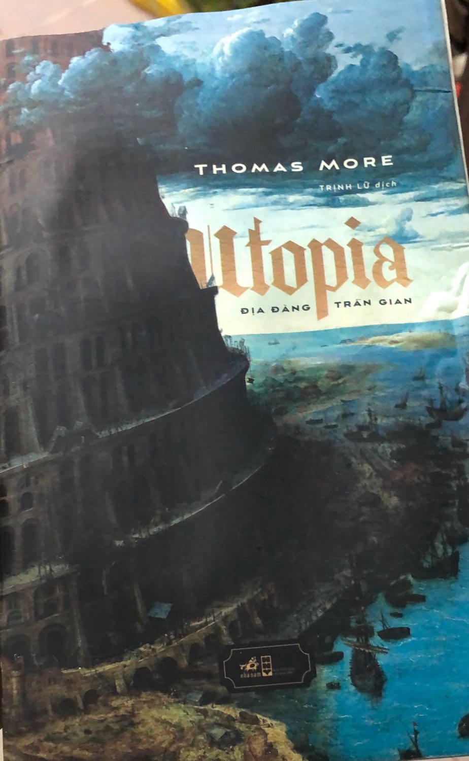 "Với "Utopia", More đã tìm ra một cách thức mới để huy động những tiềm năng, và cho thấy rằng sự lựa chọn vẫn ẩn kín trong mắt những người không hài lòng với xã hội họ đang sống. Bên cạnh cái tên thể loại là văn chương hư cấu, ông đã đưa ra luận đàm những biện pháp chính trị mới, đồng thời mở ra con đường gắn tiểu thuyết với hiện thực cuộc sống, trong ánh sáng của những điều có thể có và nên có"