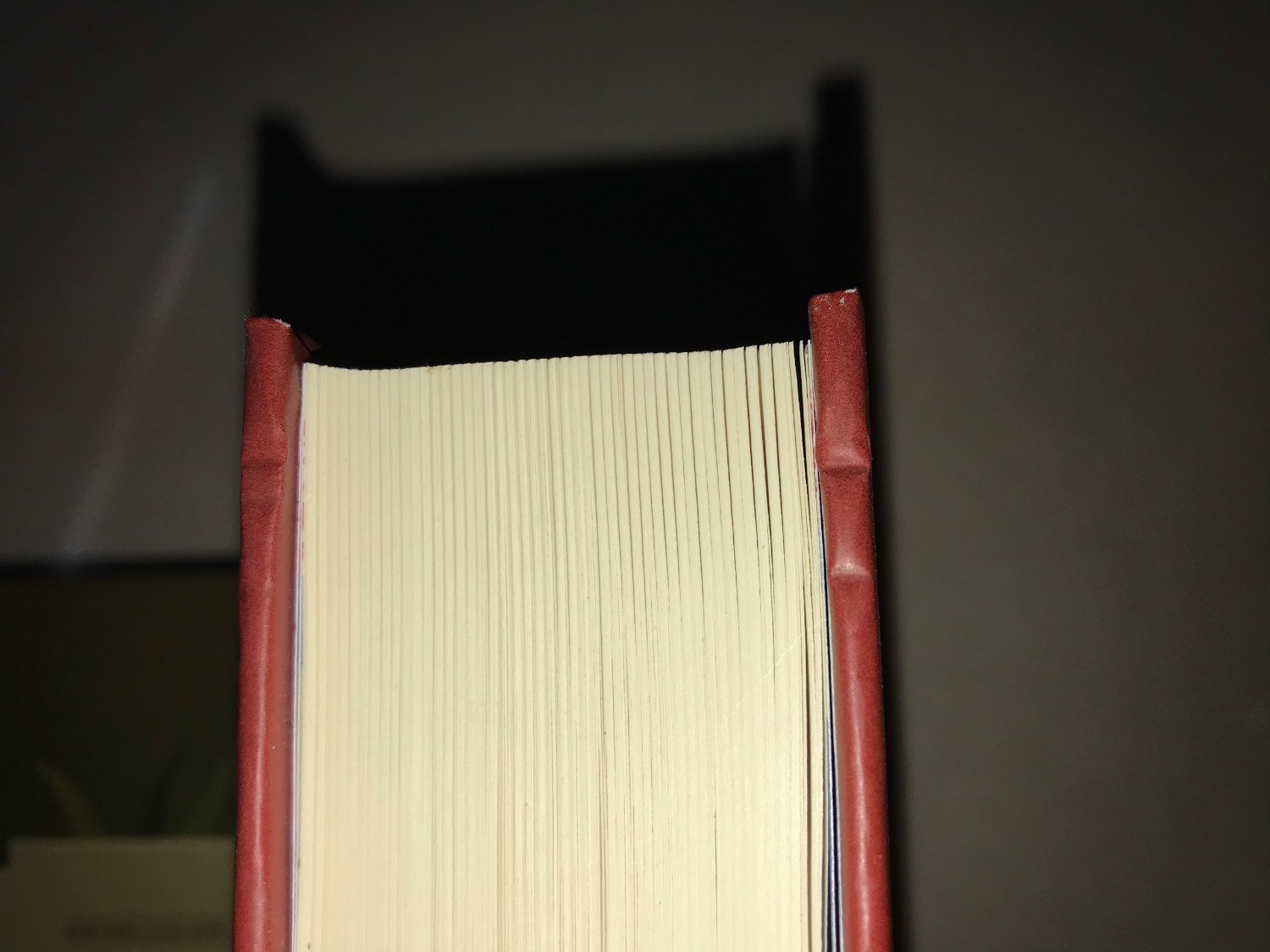 Tôi đã nhận được đơn hàng số 489920513. Sách được đóng gói trong hộp quá chật và để trần không có nylon xốp nổ bọc nên bị bẹp bìa. Bên cạnh đó, bìa sách cũng bị dính keo lem nhem. Đây là lần thứ 4 Tiki phải đổi lại đơn hàng có bộ sách này với cùng một lỗi hàng bị lỗi bẹp ở mức độ khác nhau trong quá trình vận chuyển do khâu đóng gói rất ẩu. Cách làm việc này vừa lãng phí nguồn lực của Tiki và vừa làm mất thời gian của khách hàng. Đã phản hồi thông tin cho bộ phận chăm sóc khách hàng của Tiki. Dường như mối liên kết giữa bộ phận chăm sóc khách hàng và bộ phận đóng gói có mối liên hệ hết sức mờ nhạt, nếu không nói cứ như thể chẳng liên quan gì đến nhau. Bộ phận chăm sóc khách hàng tiếp nhận thông tin xong thì bộ phận đóng gói vẫn giữ nguyên quy trình không thay đổi. Đây là bộ sách có nội dung rất hay nên đề nghị Tiki thu hồi sản phẩm lỗi và đổi bộ sách không bị lỗi. Cảm ơn Tiki.