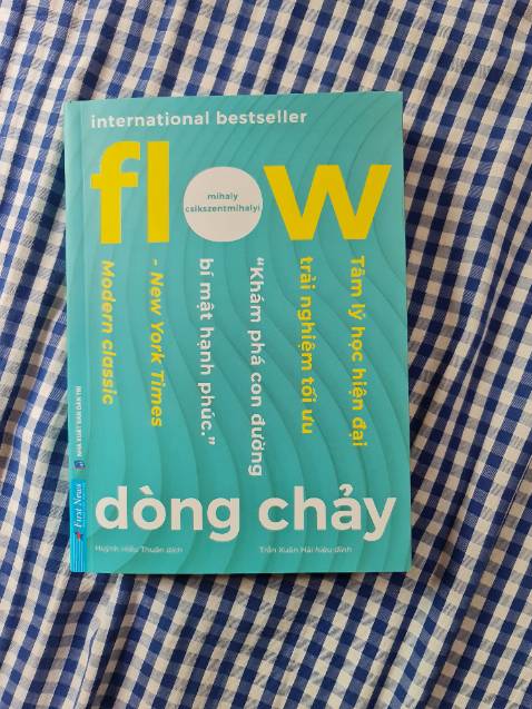 Vừa nhận sách xong nên đánh giá cảm quan trước về chất lượng dịch vụ và chất lượng làm sách.
Sách được bao gói cẩn thận, nguyen seal nilon, bọc 1 lớp xốp chống sốc bên ngoài, sau đó mới đóng vào hộp carton vừa vặn với sách. Dịch vụ ship tiết kiệm hài lòng, không cần quá nhanh. Giá mua tiki khá tốt.
Sách của FirstNew, ruột in giấy ngà vàng nên đọc không mỏi mắt. Bìa làm mỏng quá, nên làm bìa định lượng dầy hơn chút sẽ tốt hơn, hoặc ra thêm bản bìa cứng. Kích thước 14 x 20 khá gọn, cầm đi đọc được, nếu có bản nhỏ hơn thì tốt, vì bản này phần khung chữ thu vào nhiều, để thừa giấy lề nhiều.
Được tặng kèm bookmark nhưng cũng mỏng tang, nếu dày dặn thì giá trị biết mấy.