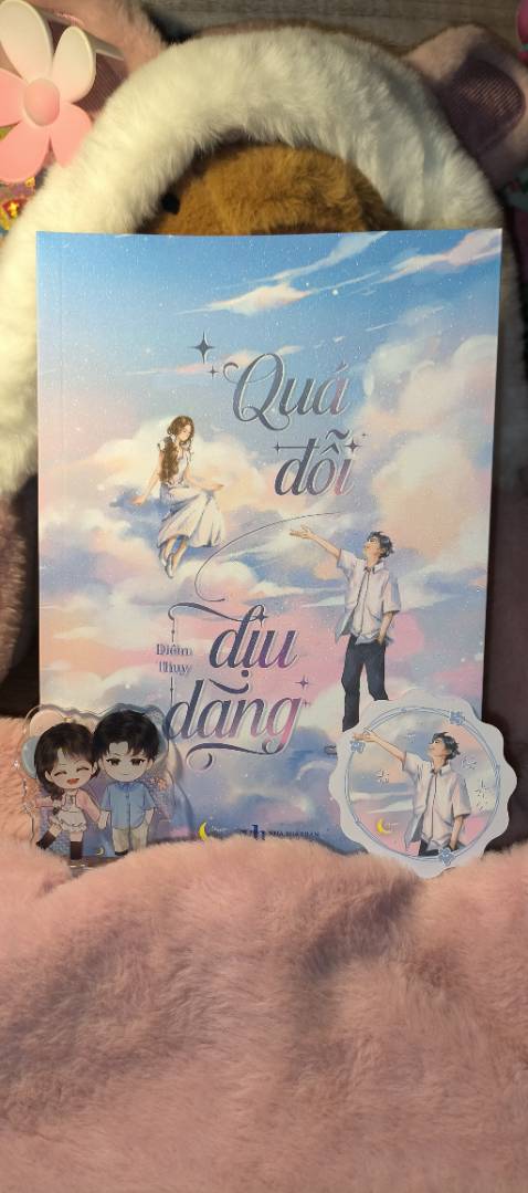 Truyện đầu tiên t muốn mua nhìn đẹp quá, bling bling đồ á dù đợi hơi lâu nhưng nhận xong thấy đáng 🤭