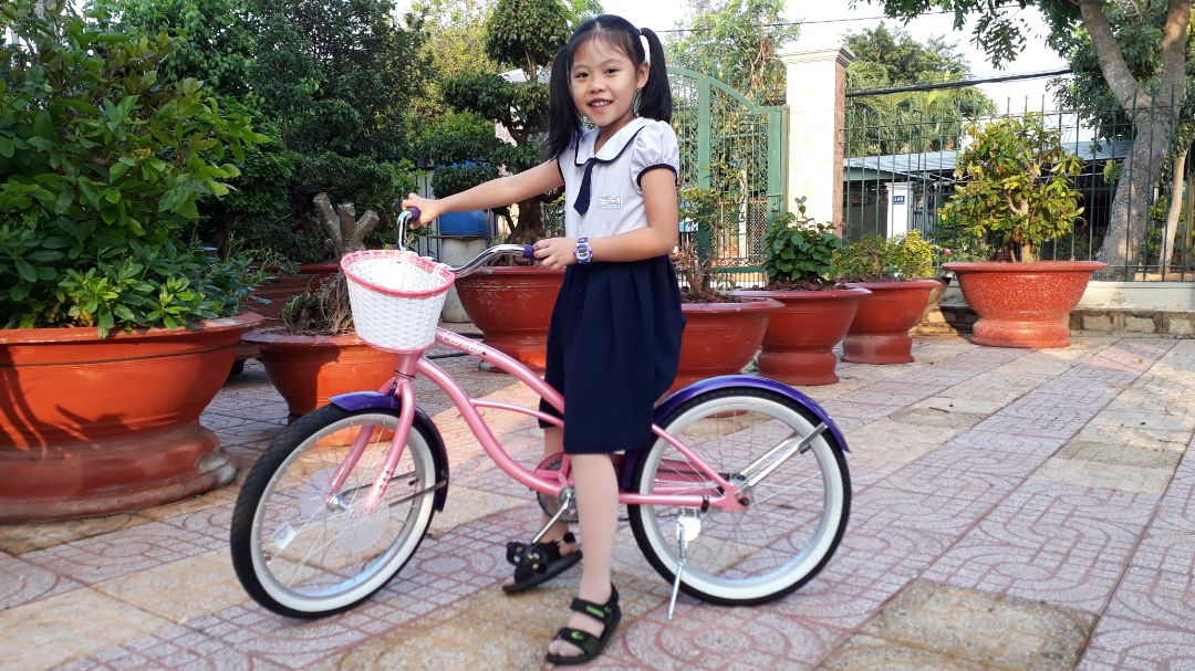 Thiết kế quá đẹp, phụ tùng liền lạc, tinh tế. Đóng gói kỹ lưỡng. Dùng chạy lòng vòng chơi thì từ lớp 2 đến lớp 9. Dùng đi học thì phải gắn thêm baga. Bản thân tôi cảm thấy hoàn toàn hài lòng và đúng đắn khi chọn mua sp này