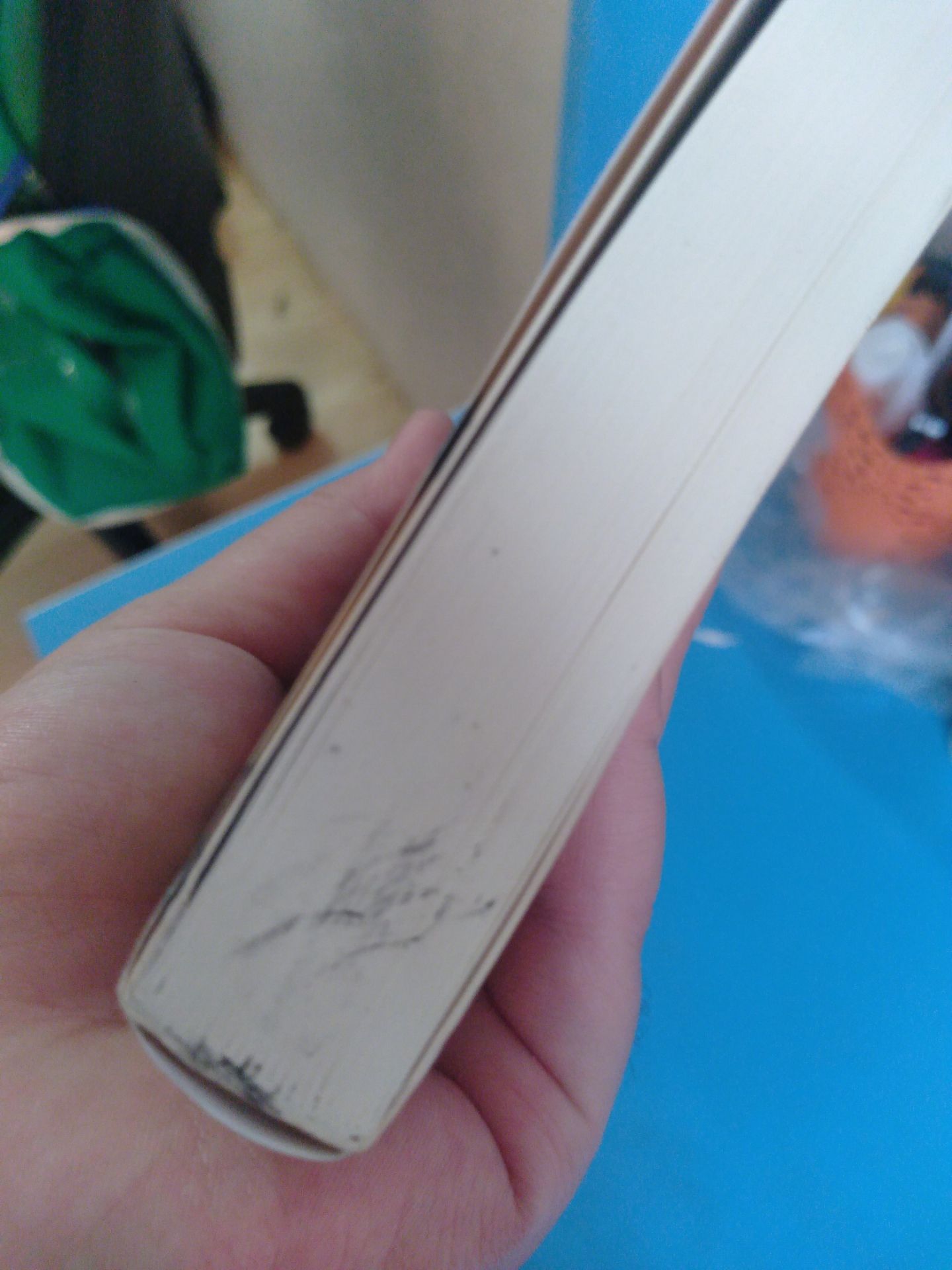 sách giao tới nhanh nhưng mà lỗi khá nhiều, từ bìa thì bị rạch một đường gần rách, gáy thì bẩn. Giấy bên trong còn nguyên vẹn. Nhìn chung khá mới nhưng cũng không hài lòng lắm