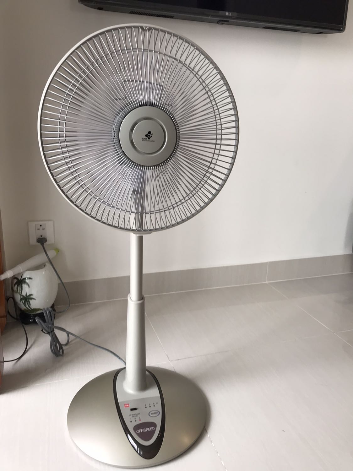 Tiki giao hàng nhanh, 2 ngày là nhận đc rồi. Bạn giao hàng cẩn thận và có gọi trước do món hàng có giá trị lớn. Quạt chạy êm, tuy nhiên gió nhẹ, quạt nhỏ phù hợp với điều hoà hoặc phòng ngủ thôi.