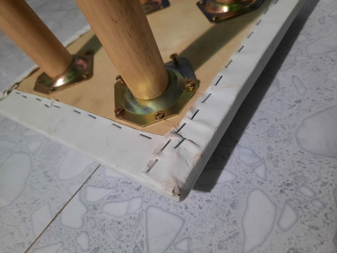 Mặt ghế rất dơ, cũ. Ghế bị trầy, chân ghé bị tuột ốc, gãy 1 bên chân ghế