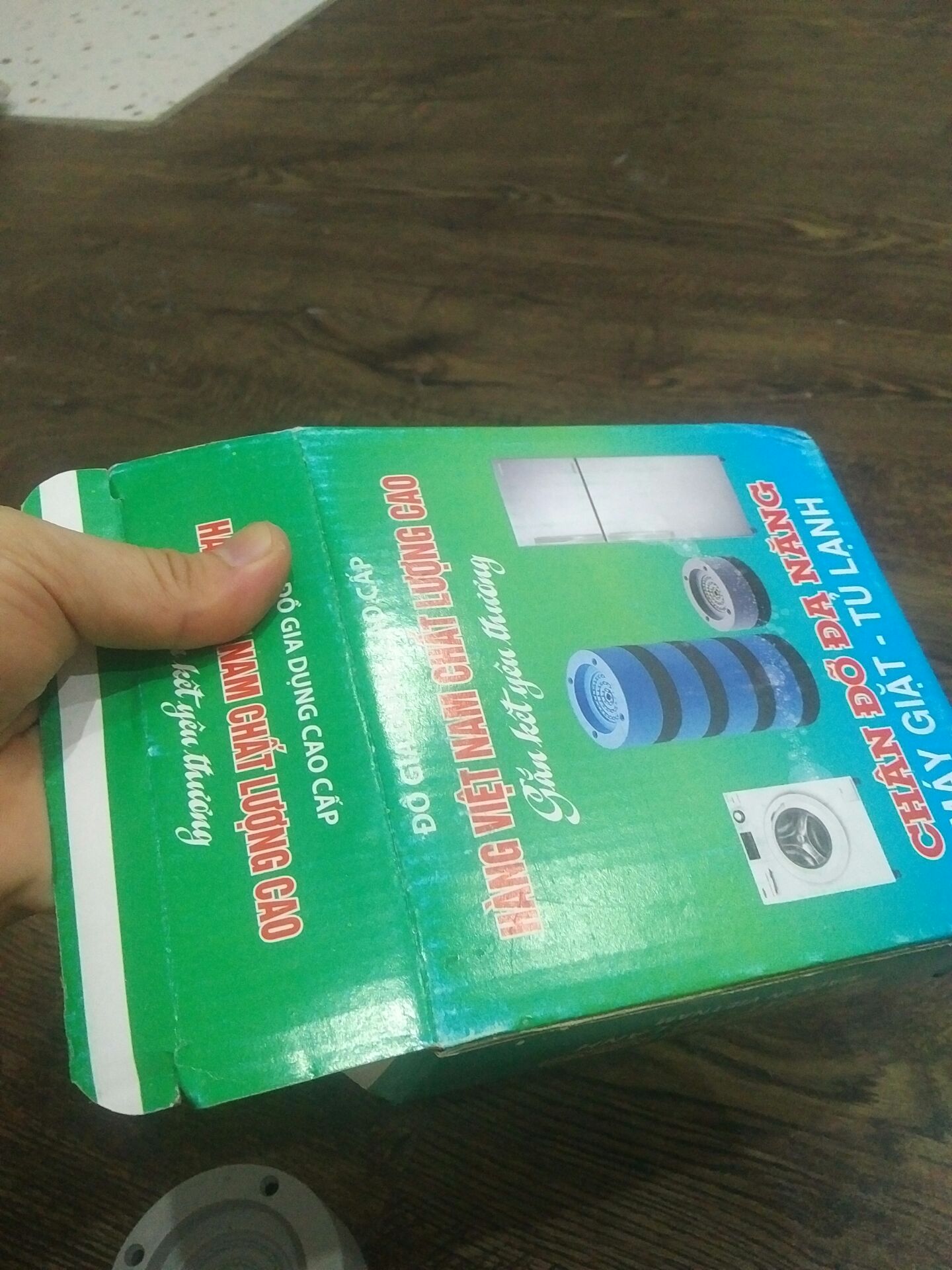 không như quảng cáo, sản phẩm không có thương hiệu. sản phẩm sử dụng là nhựa chết. sản phẩm không thể sử dụng