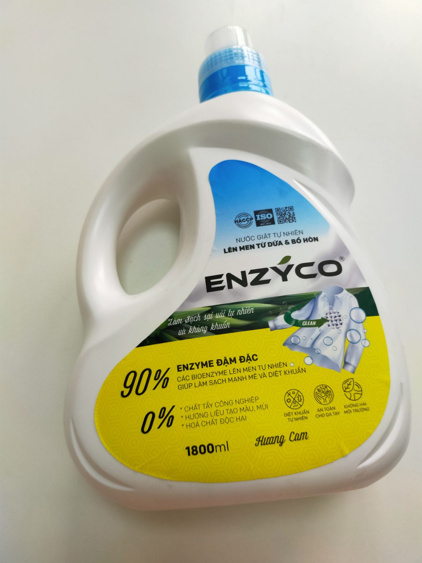 mình luôn thích những sản phẩm organic, từ khi đc biết nước giặt enzyco mê luôn, làm sạch vải nhanh mà mùi thơm tự nhiên như dùng nước hoa ấy, bảo vệ môi trường nữa