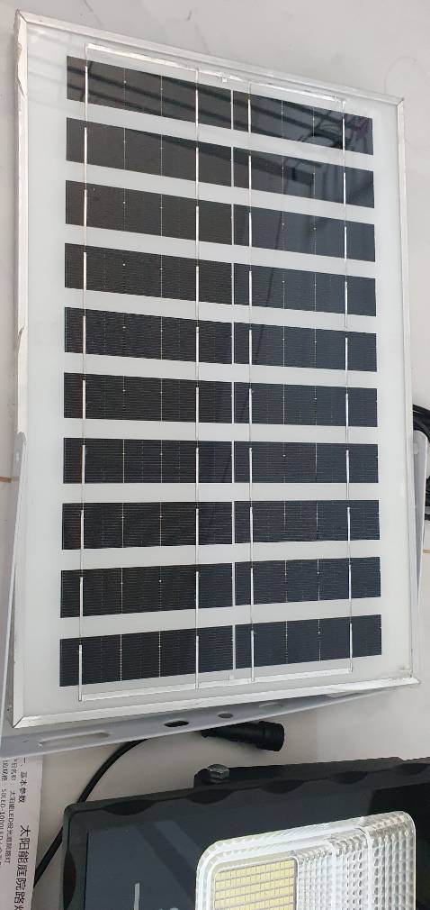 Bán hàng sai sự thật.
- Tấm pin năng lượng nhỏ hơn.
- Remote phản hồi chậm, không tăng giảm độ sáng được...
- Không có ộc vịt đính kiềm để lắp đặt.
Quá thất vọng