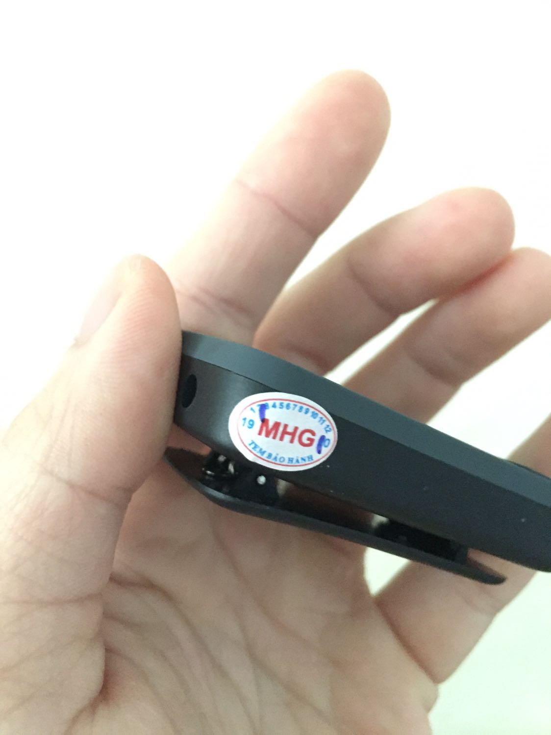 Tiki giao hàng nhanh, đóng gói cẩn thận. 
Sản phẩm gia công tốt, đẹp y hình, kẹp chắc chắn. Bluetooth hoạt động hiệu quả. Âm thanh chất lượng trong tầm giá!