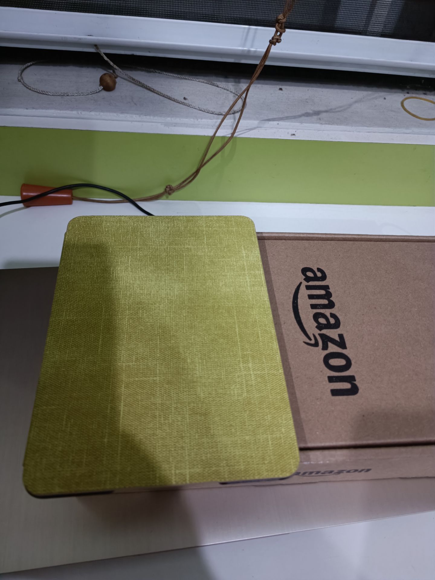 Đắn đo mãi ko biết nên mua bản refurbished ko, lúc nhận hàng mới thấy lo thừa vì nhìn mới toanh ko thấy vết trầy xước nào, chắc cũng hên. Các thao tác trên máy mượt hơn mình tưởng. Cover cũng ok nma để gần ngửi thấy mùi khá nồng hơi hôi. Thêm 1 cái nữa là ko biết máy mình bản gì vì ngoài hộp ghi signature nhưng info máy chỉ là bản thường, cũng ko thấy quảng cáo nên chắc là bản kids chăng? Khá lú:))