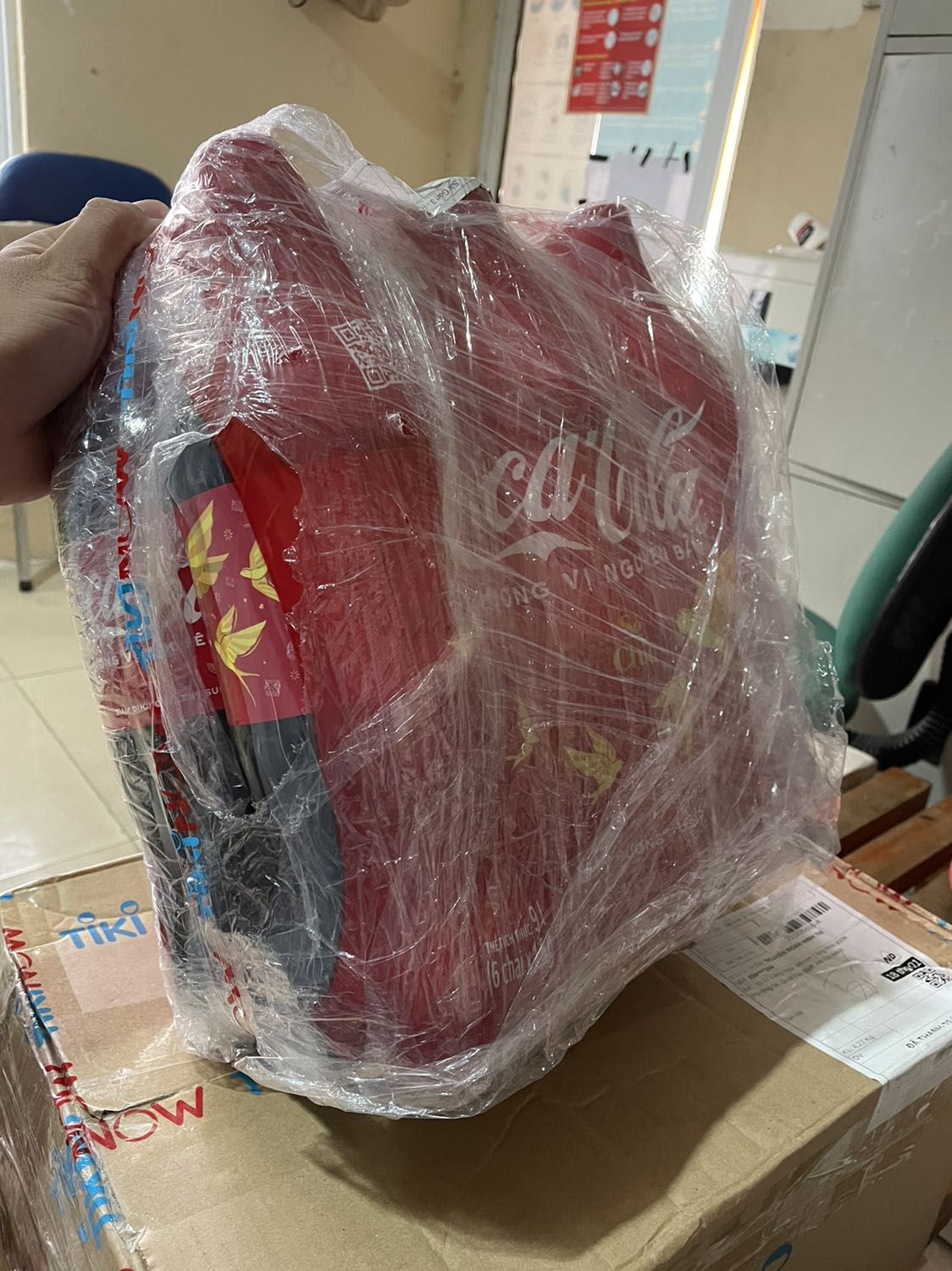 Mua coca mà được tiki giao nhanh freeship thì quá tuyệt, chai 1,5L vừa uống cho 4 người 1 bữa ăn, bình thường mua ngoài siêu thị chai 2,5l uống hay dư