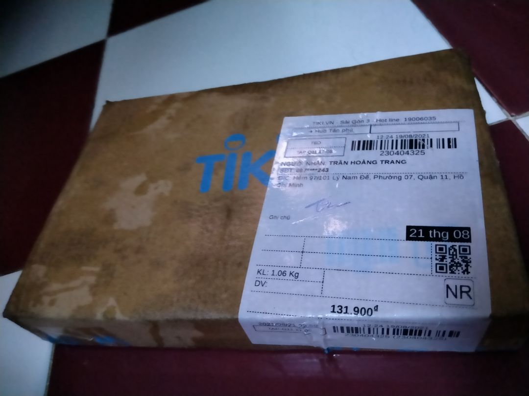 một đơn hàng đầy phong ba vì đặt từ tháng 8 mà giờ mới nhận đc, lúc giao hàng thì bị mưa xối ướt hết....
may mà sách có seal nên không sao 😿😿