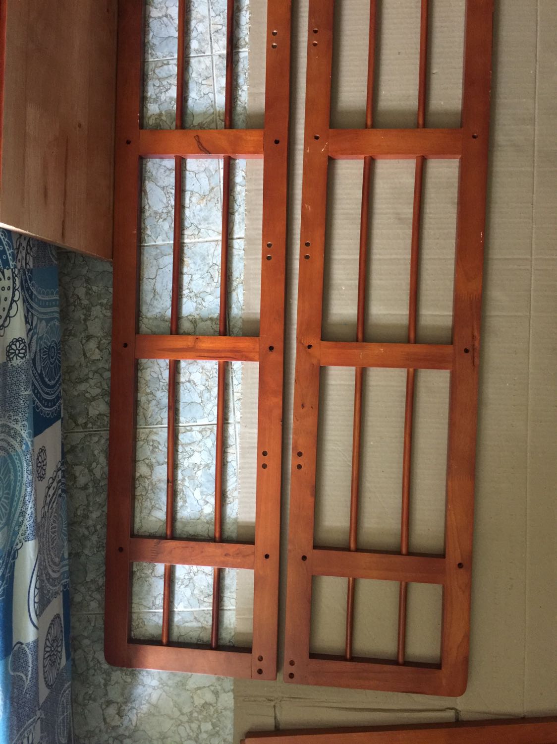 Mình đặt mua kệ này qua Tiki now, giao hàng rất nhanh. Tiki đóng gói rất kĩ và hoàn chỉnh. Nhân viên Tiki nhiệt tình.
Tuy là kệ tự lắp ráp nhưng các chi tiết không được khớp và cân xứng.
Lần đầu giao hàng, vị trí của các lỗ khoan bắt vít bị lệch theo chiều dọc, thanh chắn không hoàn chỉnh. Mình yêu cầu đổi hàng.
Lần sau đổi hàng, các lỗ bắt vít lại bị lệch theo chiều ngang, thanh chắn cũng bị lỗi như trước.
Shop này bán hàng chán thật. Hàng cồng kềnh không đơn giản cho việc đổi trả quá phiền phức. Người mua hàng đâu có kỹ thuật và dụng cụ để điều chỉnh các lỗi này chứ.
Vì đang trong mùa dịch nên không tiện ra cửa hàng mua trực tiếp, còn được lắp ráp thay hoàn chỉnh. Biết làm sao đây.
Mình mua 2 sản phẩm kệ lắp ráp của 2 shop khác nhau nhưng chỉ có nơi đây là không hài lòng.