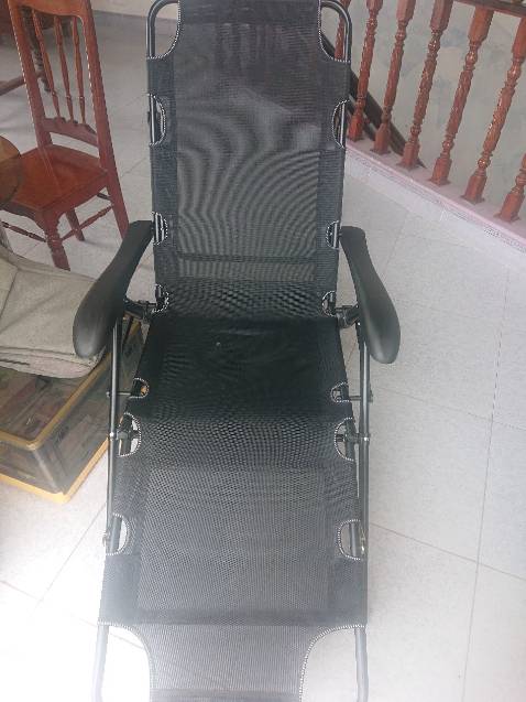 Ghế tốt. Tay vịn to vừa tay. Mặt vải thoáng khí. Nằm êm. Mặt lưng nằm chỉnh được. Nằm thẳng. Ngồi dựa lưng. Ngồi thắng lưng. Chỉnh được theo ý. Chi tiết sản phẩm đẹp, chắc.